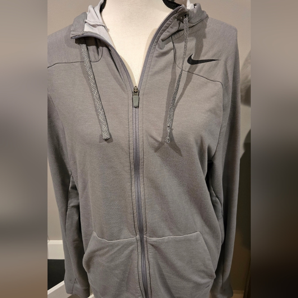 Euc Nike Dri-fit gray zip up hooded jacket. Sz Medium.